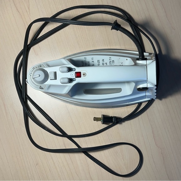 Proctor Silex Auto-off Iron Nonstick Soleplate and Adjustable Steam Spray Blast - Picture 4 of 11